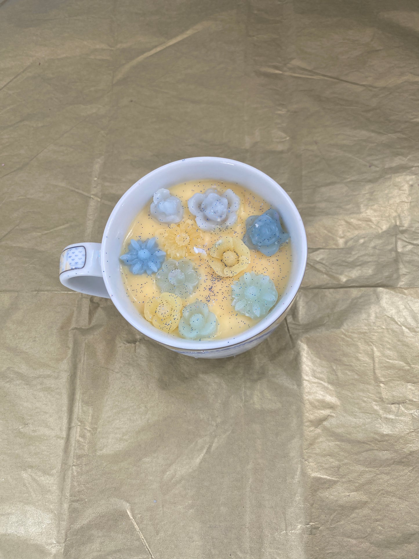 Ceramic teacup candle, with plate | Blue, white & yellow