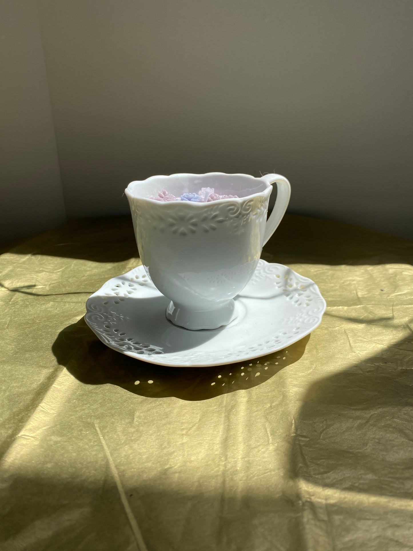 Ceramic teacup candle with saucer | White & purple