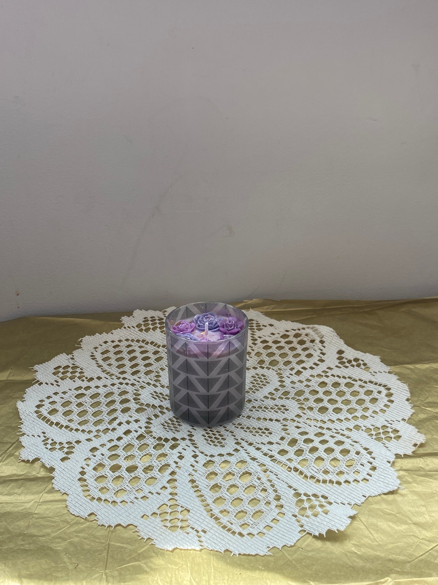 Classic patterned grey candle | Purple